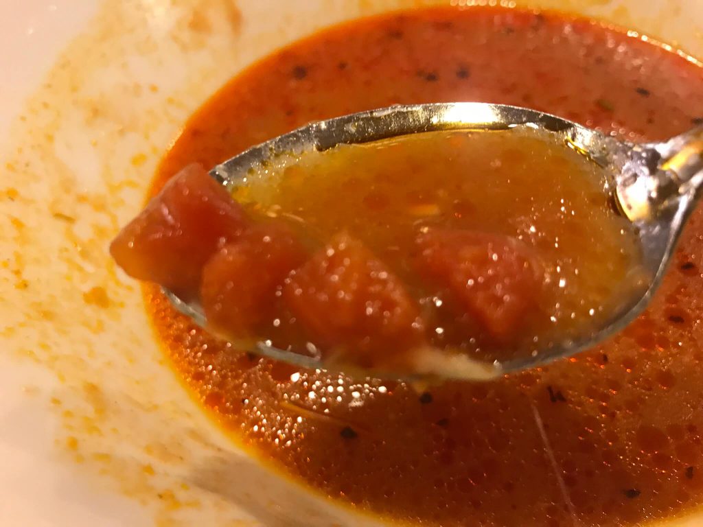 スープ内にトマト