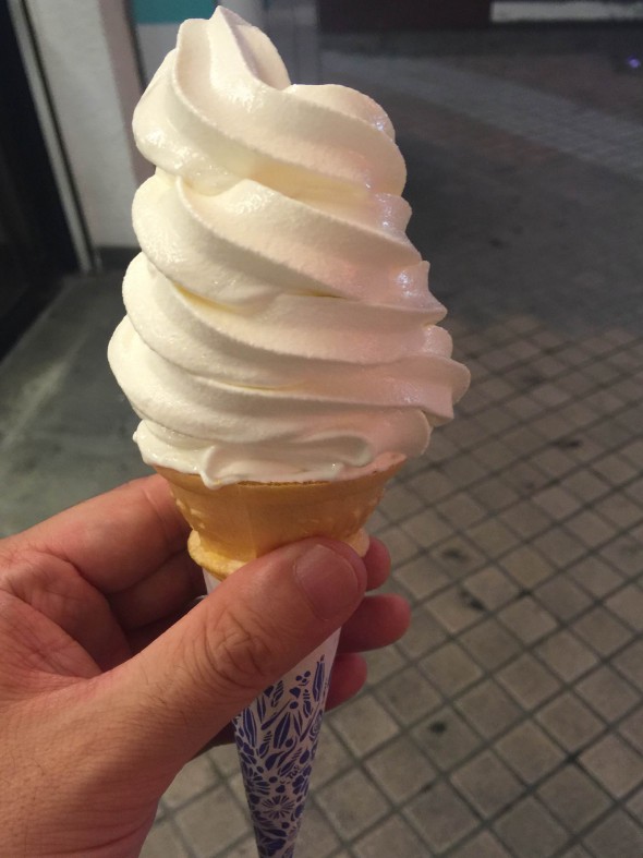 綾瀬 するが 北海道ミルクソフトクリーム